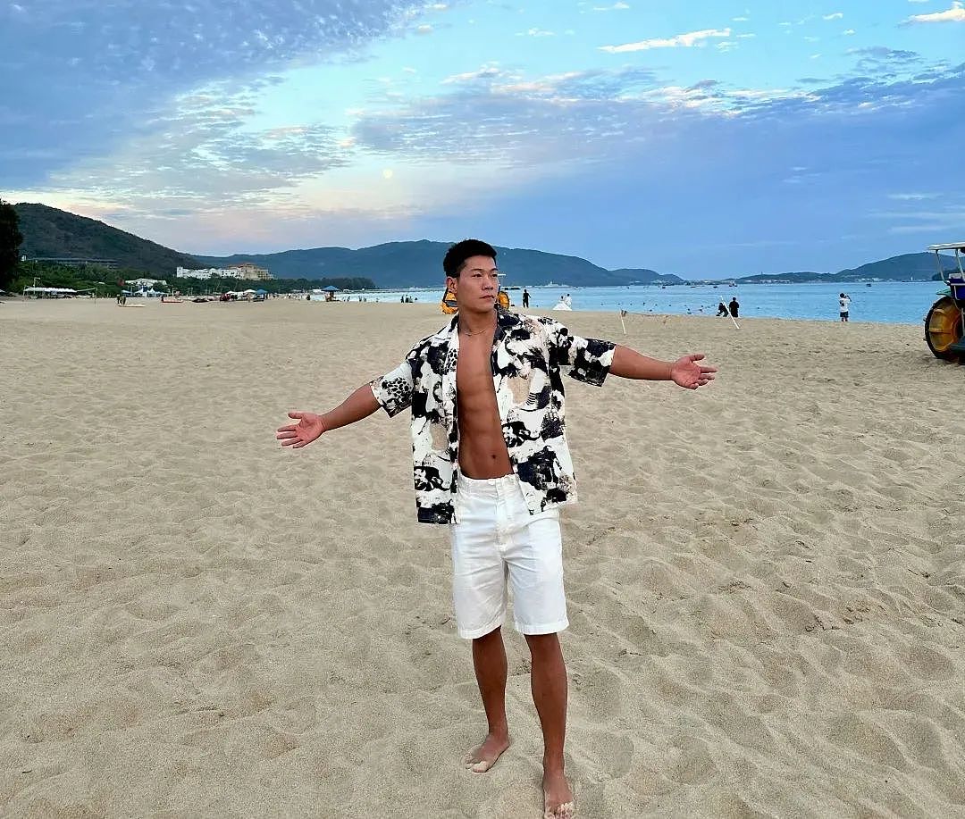 【帅哥】24岁江苏旅游博主，黑皮子弹肌腹肌在果冻水中被偷拍，这肉感（组图） - 13