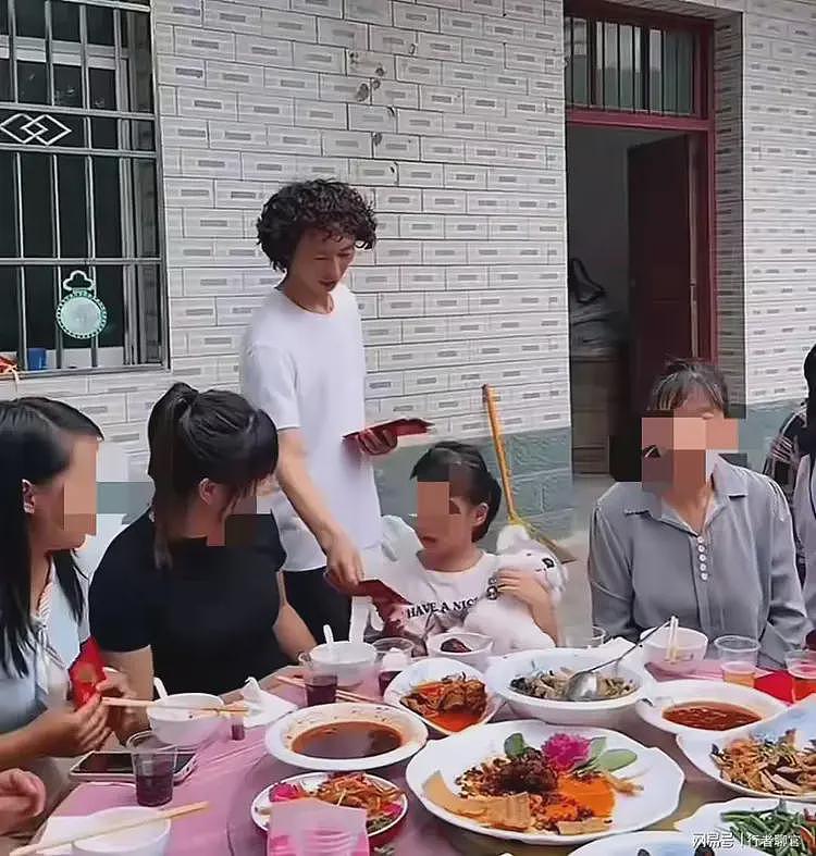 庞麦郎官宣成为龚玥菲女儿干爹!老家办酒席庆祝,给乡亲们发红包(组图) - 2
