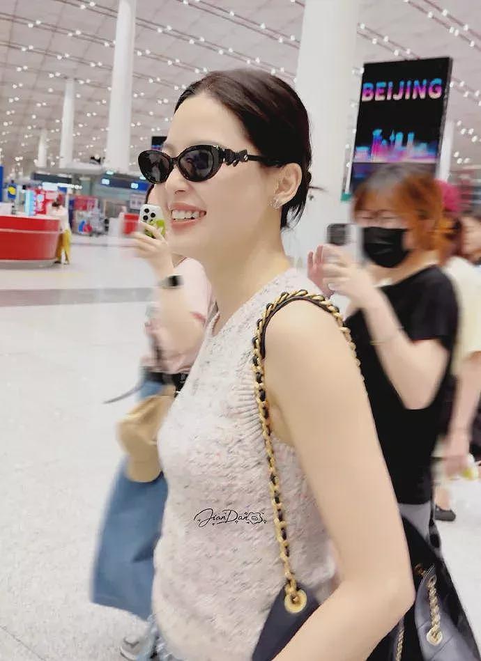 辛芷蕾出发巴黎高定周微笑妩媚，又纯又欲性感火辣（组图） - 1