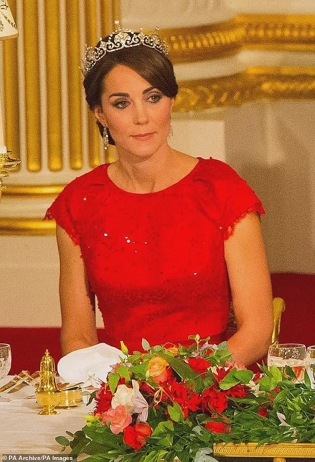凯特才是英法国宴主角！公主卷发迷倒马克龙，法国总统对威尔士王妃偷抛媚眼，根本无法移开视线（组图） - 26