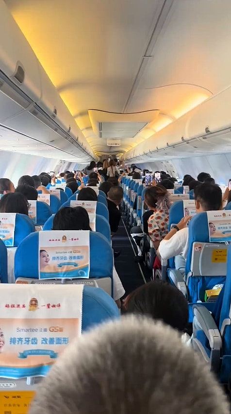 “小鲜肉男星”粉丝硬闯飞机商务舱，3空服员力战不敌影片疯传（视频/组图） - 2