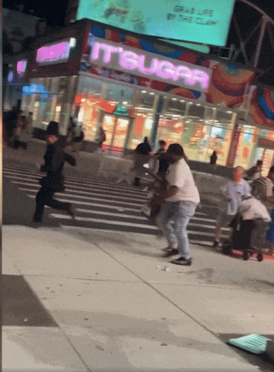 惊魂60秒！黑衣男子当街抢娃，父母只顾狂追+混合双打，差点把娃给忘了...（组图） - 5