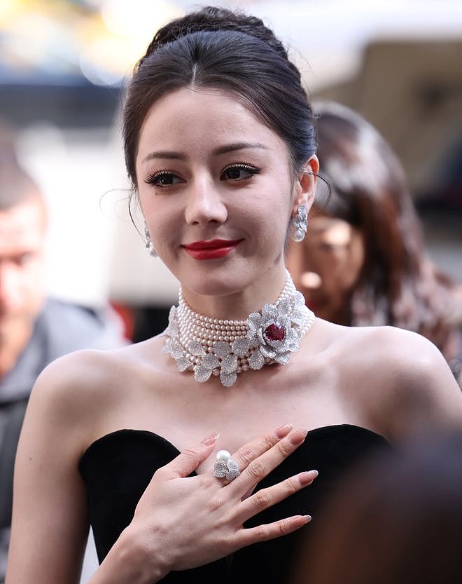 热巴时装周生图状态差，粉丝挨饿淋雨还被暴晒，本人现身面露不悦（组图） - 1