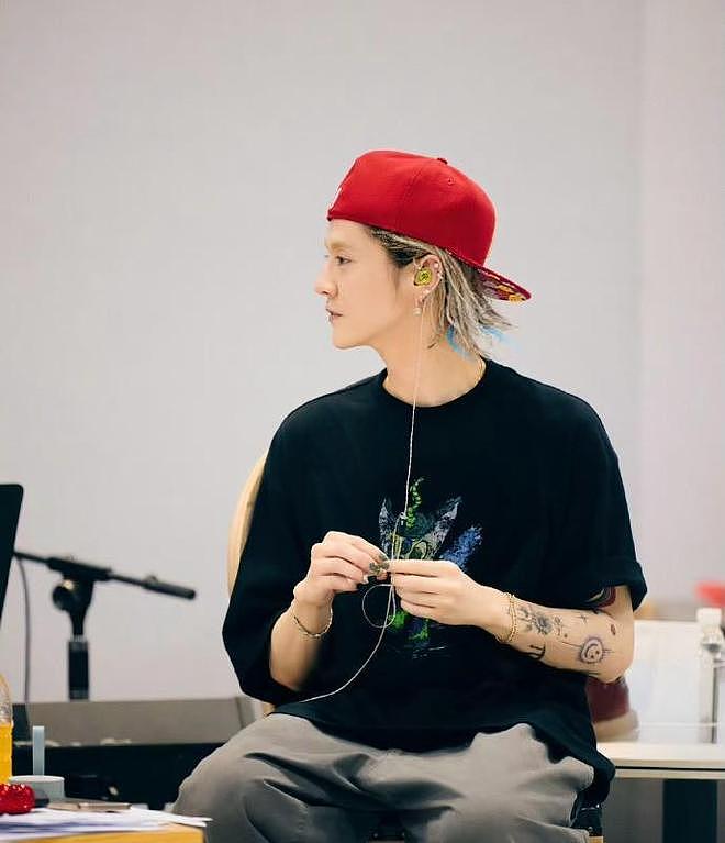 鹿晗青岛被偶遇,走路驼背高低肩像老头,未戴口罩买奶茶浑身松弛(组图) - 6