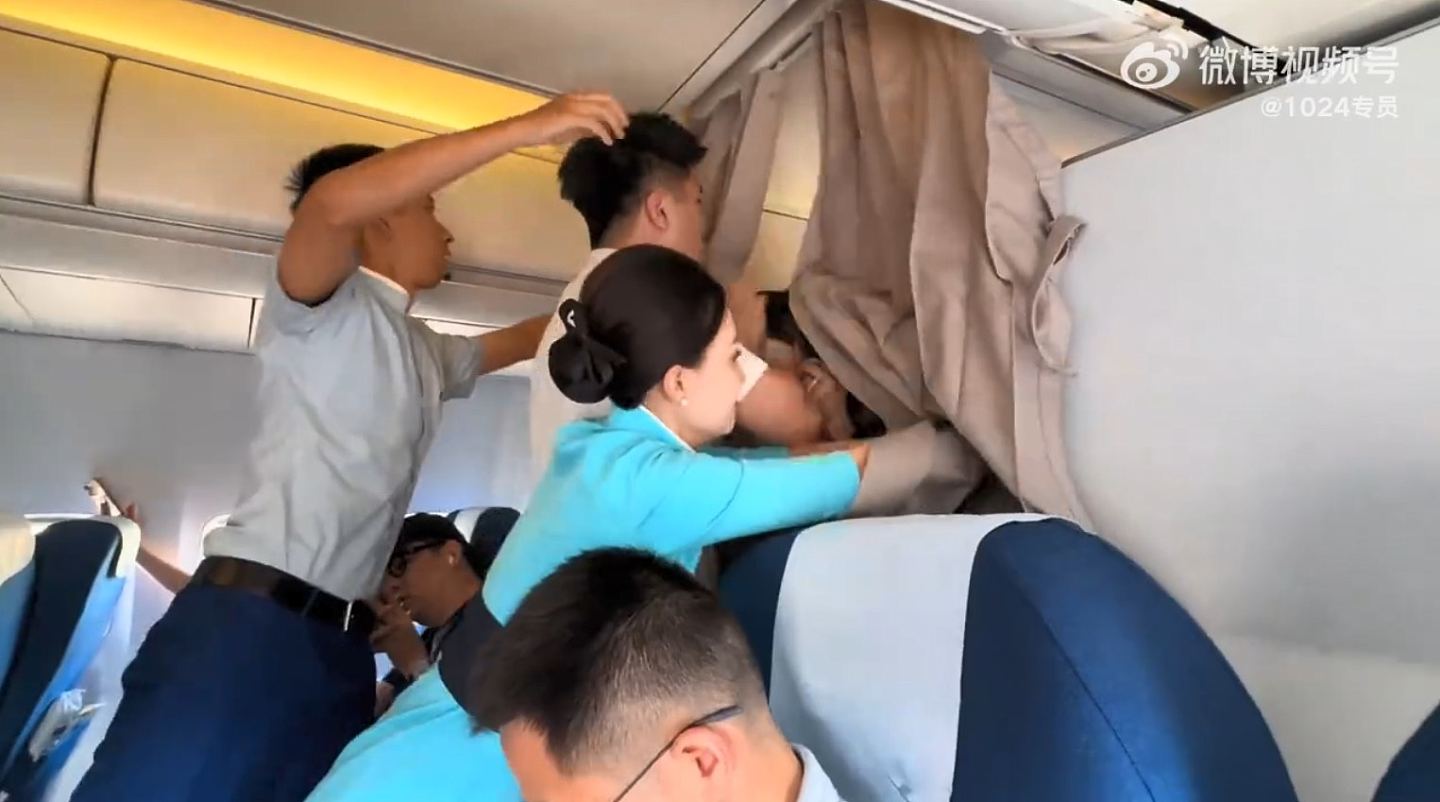 “小鲜肉男星”粉丝硬闯飞机商务舱，3空服员力战不敌影片疯传（视频/组图） - 1