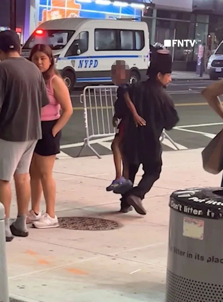惊魂60秒！黑衣男子当街抢娃，父母只顾狂追+混合双打，差点把娃给忘了...（组图） - 2