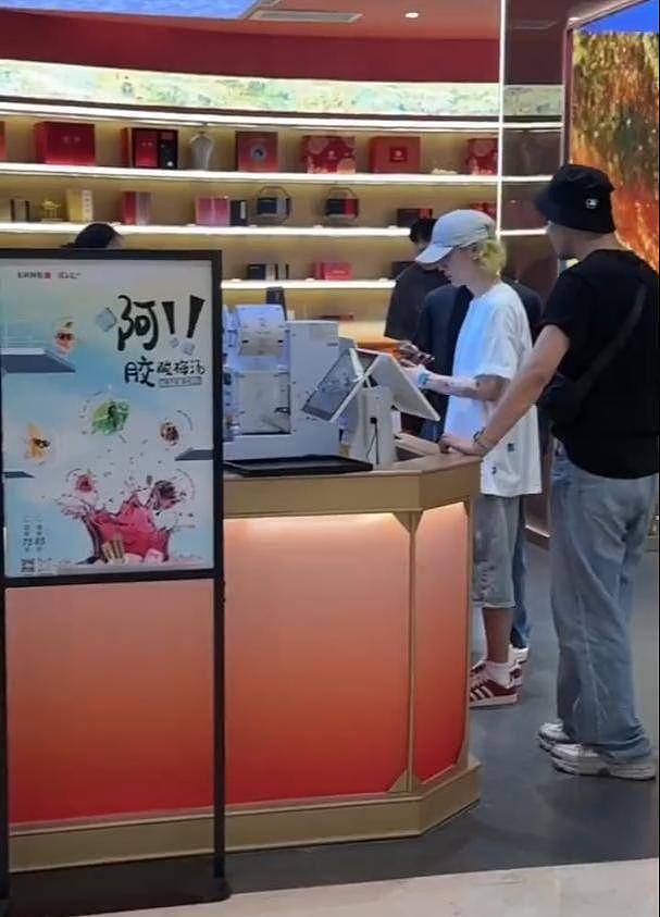 鹿晗青岛被偶遇,走路驼背高低肩像老头,未戴口罩买奶茶浑身松弛(组图) - 9