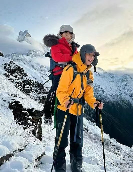 韩性感金刚芭比官宣怀孕!体脂8%背6岁长子勇登喜马拉雅山,如今“去前夫留子”用冷冻胚胎生2胎(组图) - 4