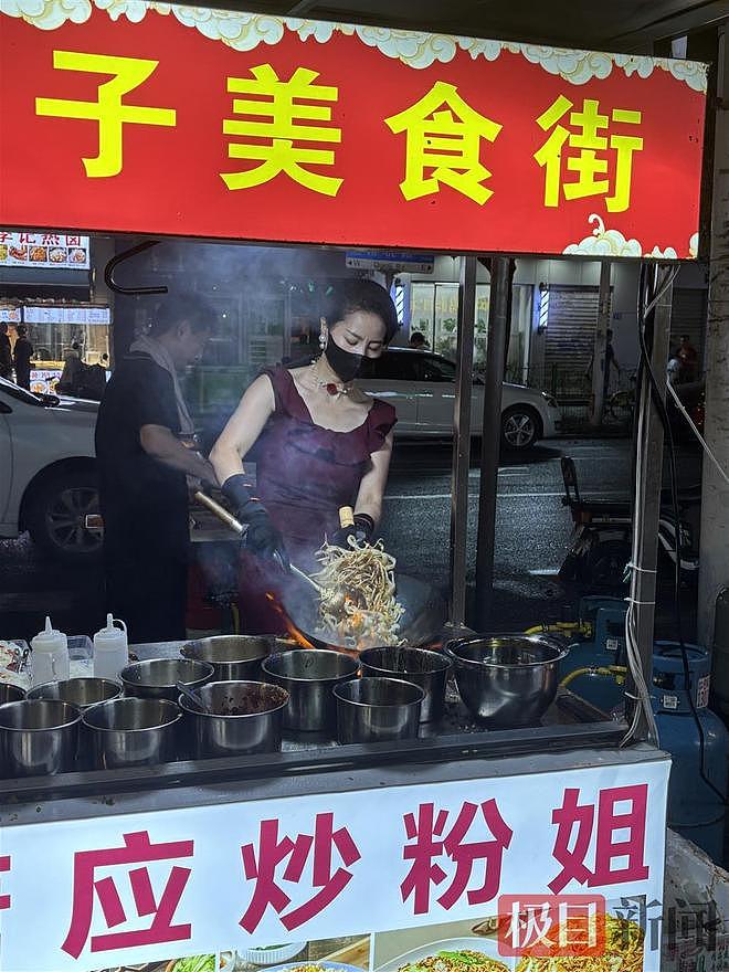 300万粉丝的“炒粉姐”摆摊，路人：本人比视频里好看（组图） - 1