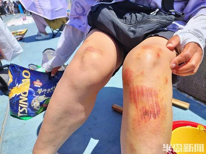 女孩为捡手机被大浪打入海中，“玉米姐”跳海1分钟拽回（组图） - 5