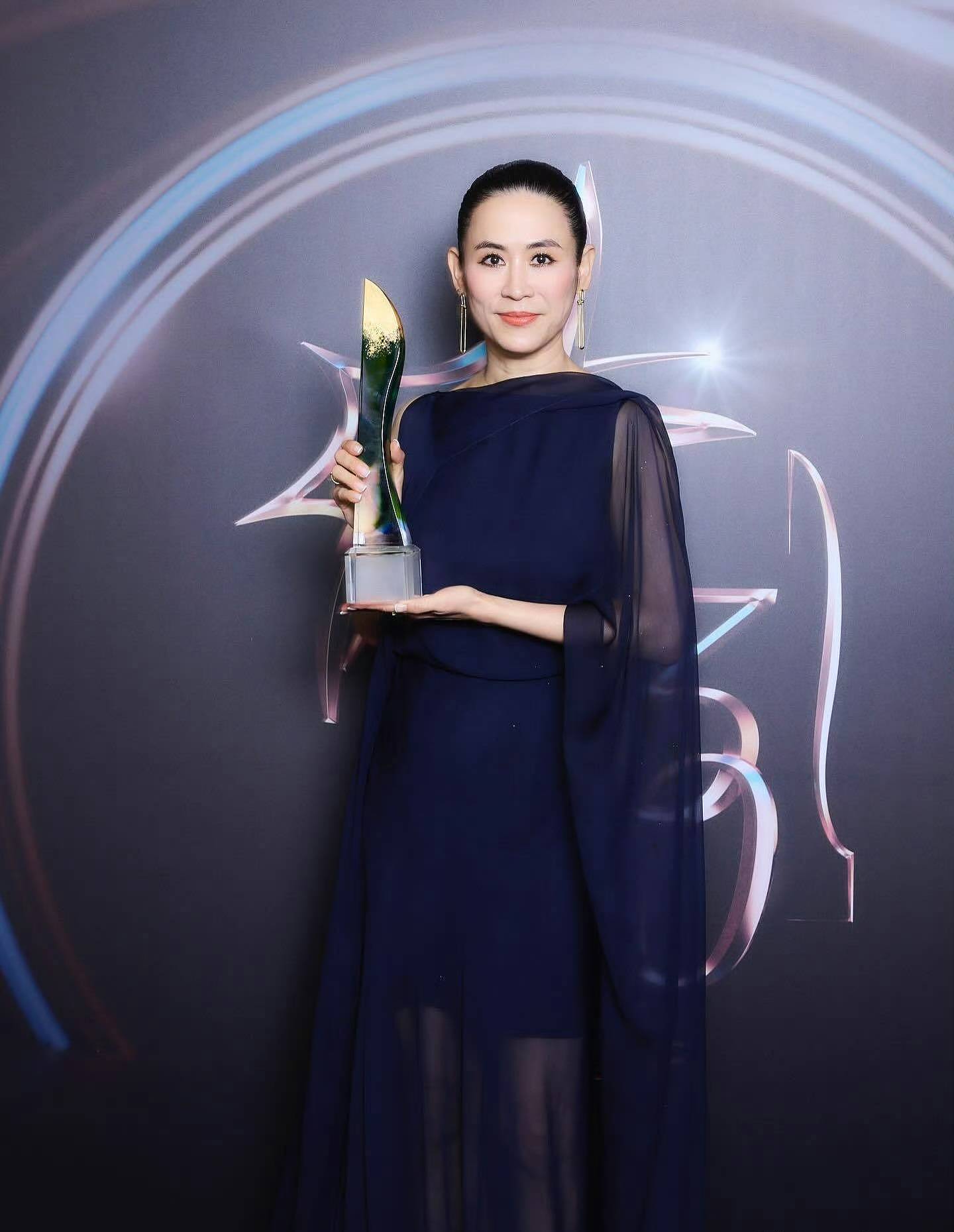 宣萱首夺新加坡视后，与刘青云30年前曾传不和，颁奖礼两人互动成焦点（组图） - 1