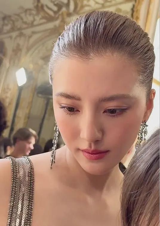 这跟不穿有啥区别？巴黎高定“敢穿”女星：卡姐、杨颖、吴千语（组图） - 23