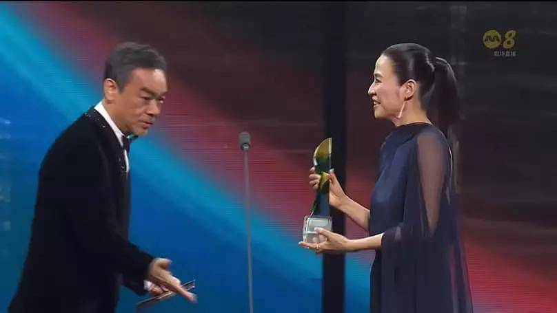 宣萱首夺新加坡视后，与刘青云30年前曾传不和，颁奖礼两人互动成焦点（组图） - 3