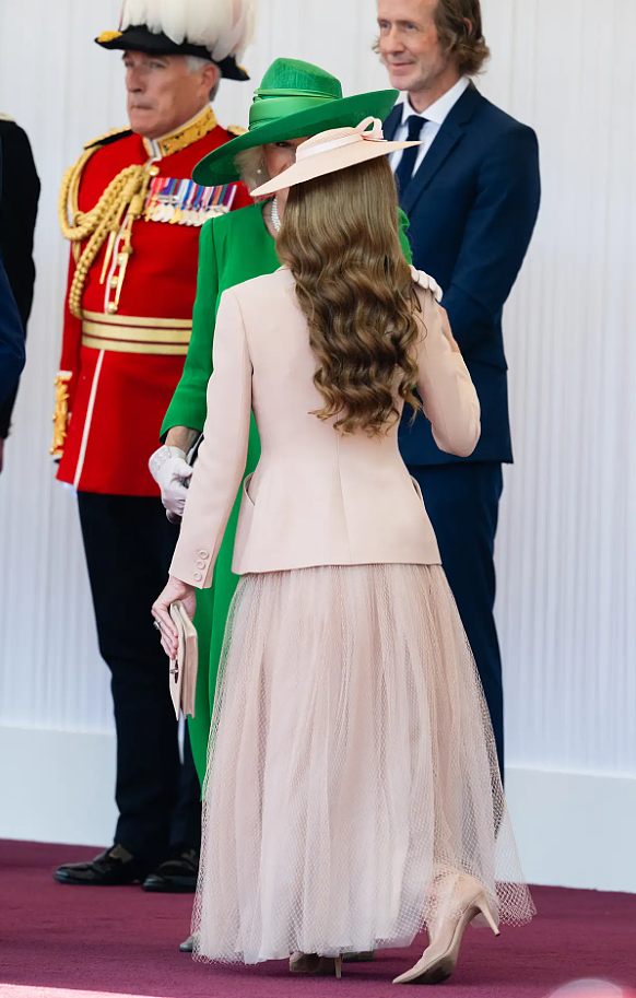凯特才是英法国宴主角！公主卷发迷倒马克龙，法国总统对威尔士王妃偷抛媚眼，根本无法移开视线（组图） - 17