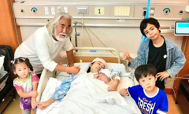 张纪中一家现身巴黎游玩！背着腰凳抱着女儿，74岁胡子花白仍健硕（组图） - 7