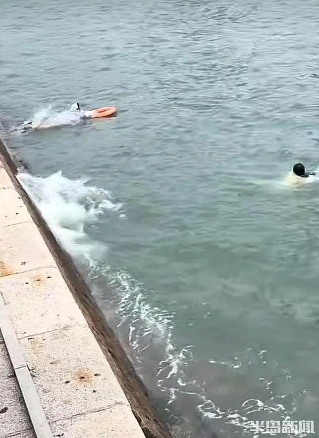 女孩为捡手机被大浪打入海中，“玉米姐”跳海1分钟拽回（组图） - 1