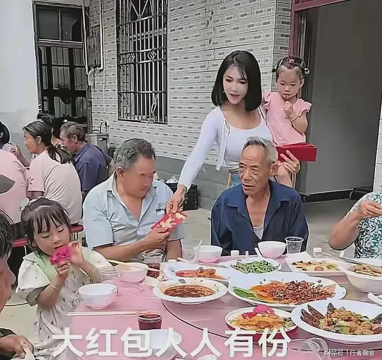 庞麦郎官宣成为龚玥菲女儿干爹!老家办酒席庆祝,给乡亲们发红包(组图) - 3
