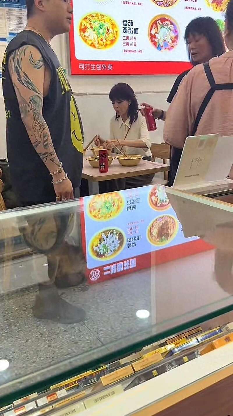 68岁郑裕玲重庆吃抄手被拍，皮包骨状态惹眼（组图） - 1