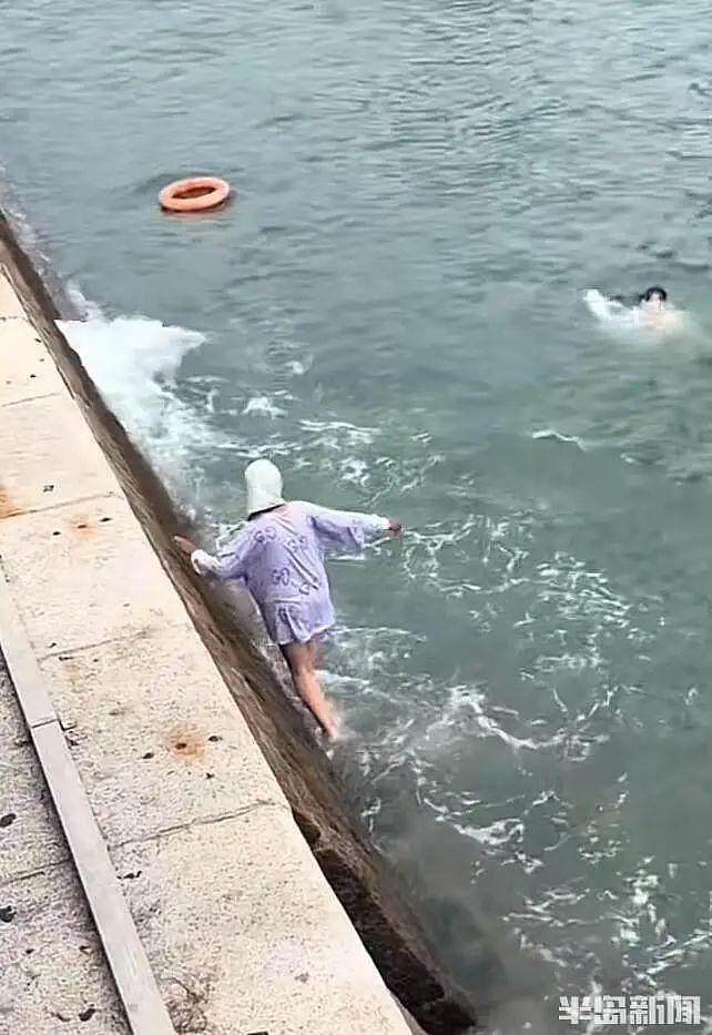 女孩为捡手机被大浪打入海中，“玉米姐”跳海1分钟拽回（组图） - 3