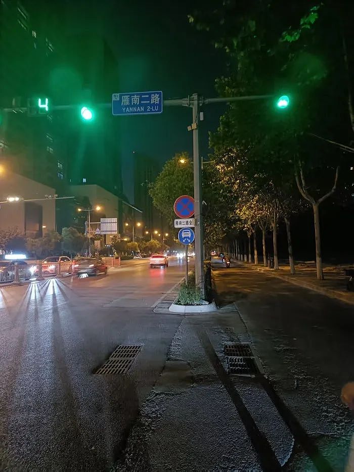 民警违停车辆致摩托车司机追尾死亡:责任认定遭质疑,当地责令重新调查(组图) - 2