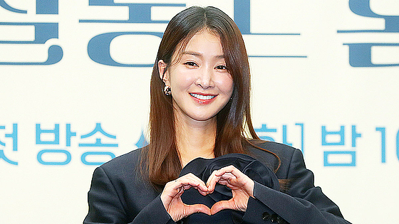 韩性感金刚芭比官宣怀孕!体脂8%背6岁长子勇登喜马拉雅山,如今“去前夫留子”用冷冻胚胎生2胎(组图) - 1
