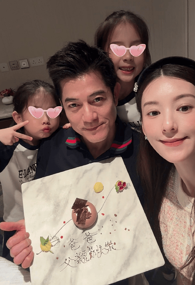 方媛怀三胎后依旧自己带娃，穿香奈儿吃燕窝，一脸开心底气十足（组图） - 12