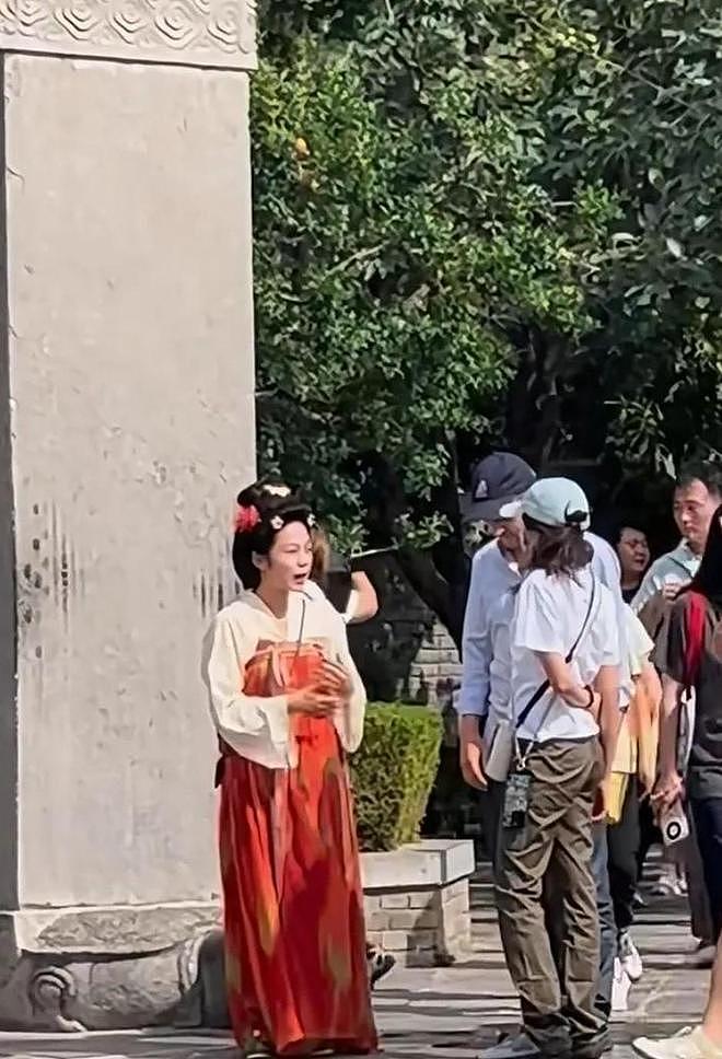 55岁莫文蔚携德籍老公游西安，状态年轻，夫妻耳语超恩爱（组图） - 1