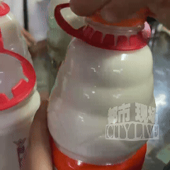 男子买饮料开一瓶发现有蛆，再开一瓶，还是有蛆（组图） - 1