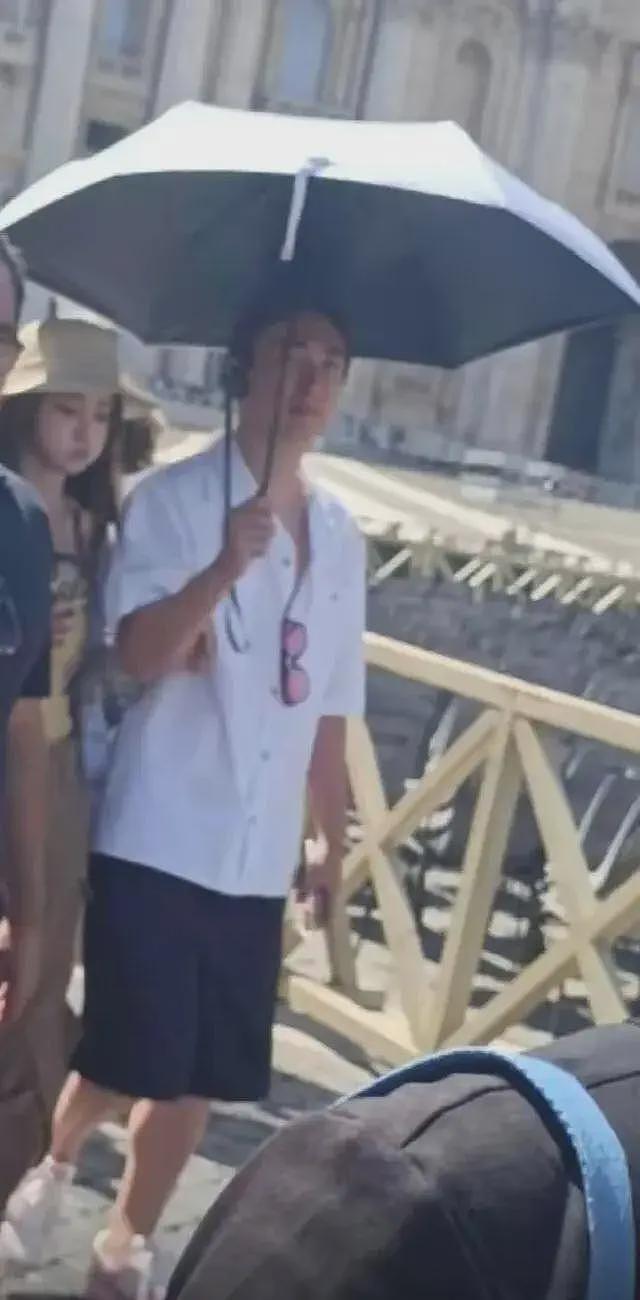 王思聪和女友现身罗马街头，怕被偷盗不敢戴名表，两人牵手同行尽显恩爱（组图） - 5