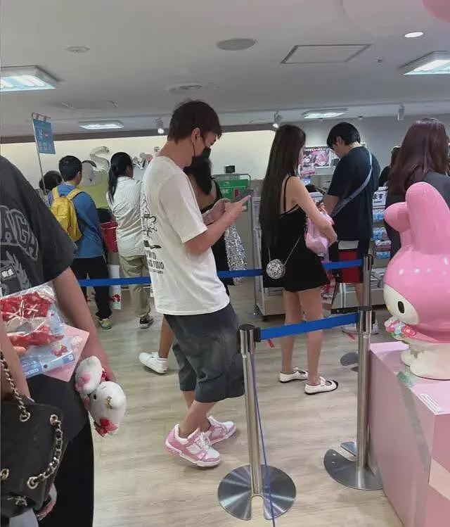 王思聪和女友现身罗马街头，怕被偷盗不敢戴名表，两人牵手同行尽显恩爱（组图） - 11