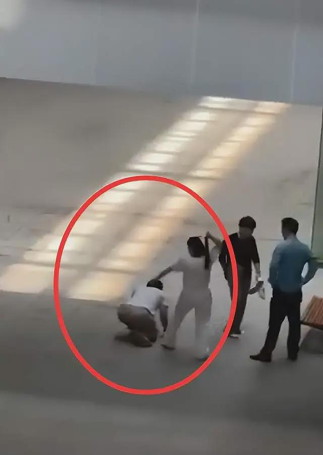 曝一男子性侵15岁女孩，跪地求饶被女孩父母打死，现场曝光满地血（组图） - 1