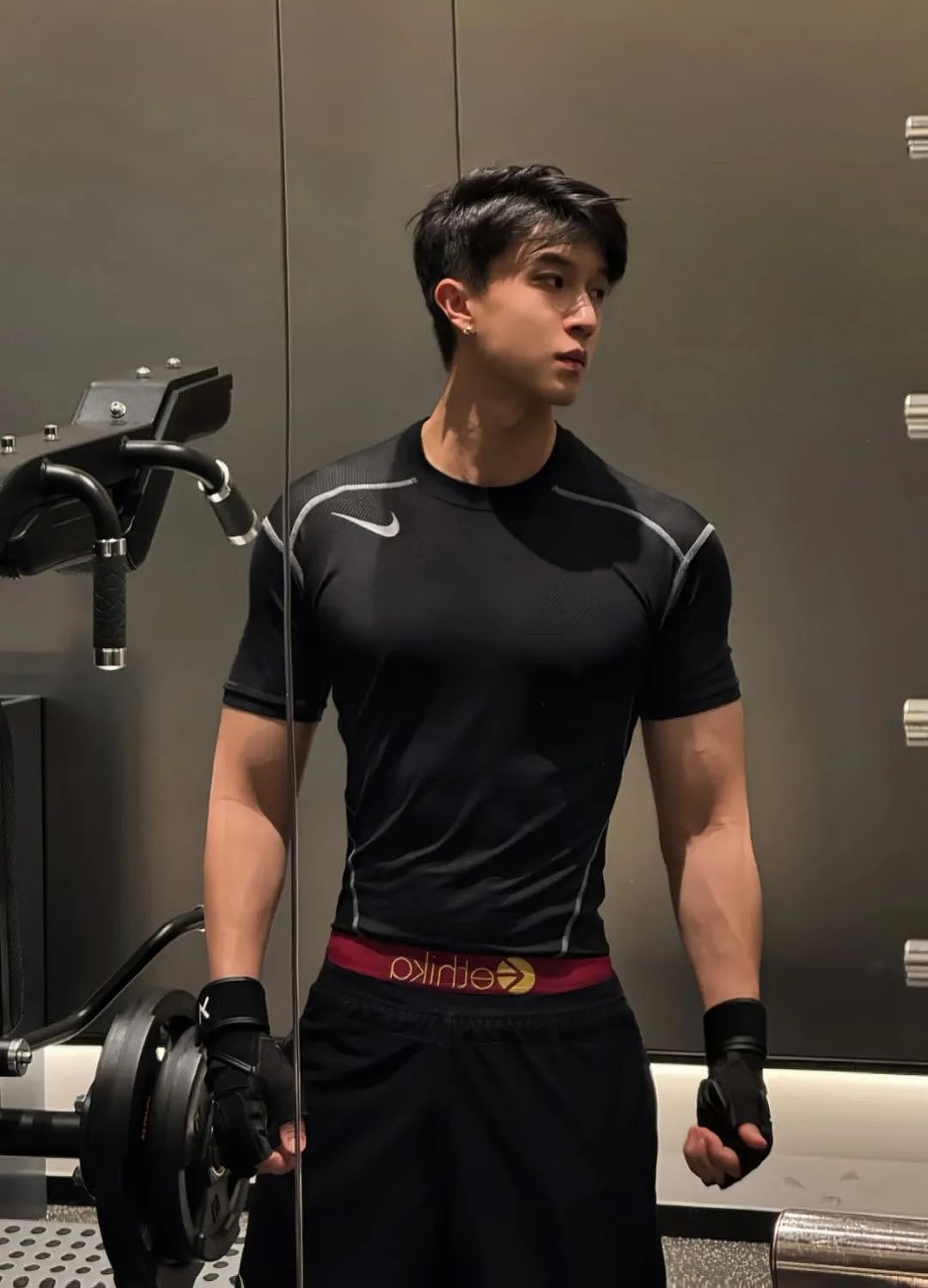【帅哥】成都肌肉男大被曝塌房!紧身衣制服超诱惑,竟同时与多名学弟暧昧不清....(组图) - 8