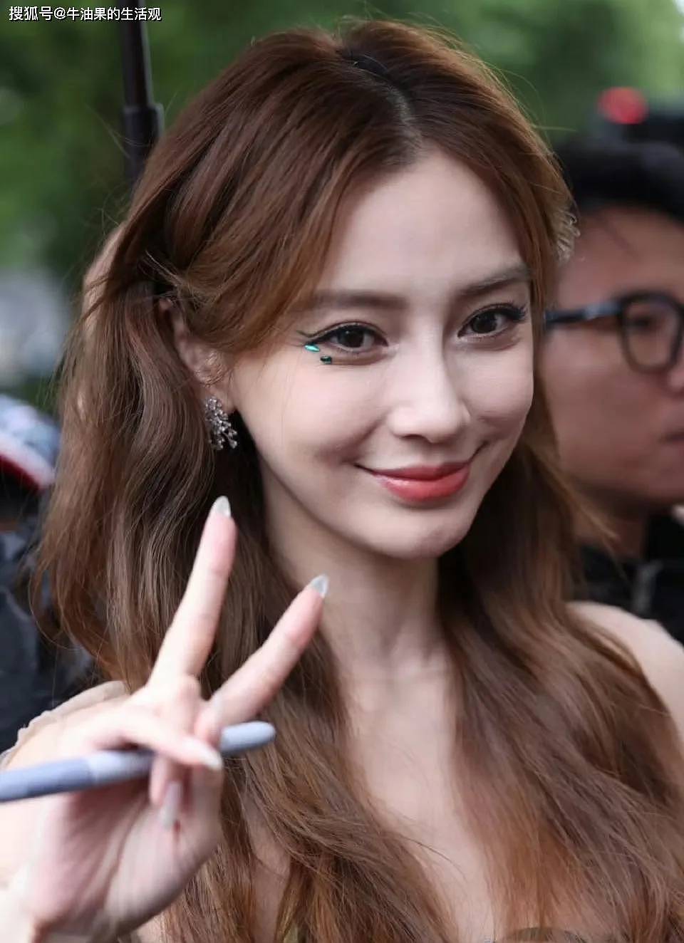 杨颖穿透视装出席巴黎时装周，36岁还在走颜值路线（组图） - 2