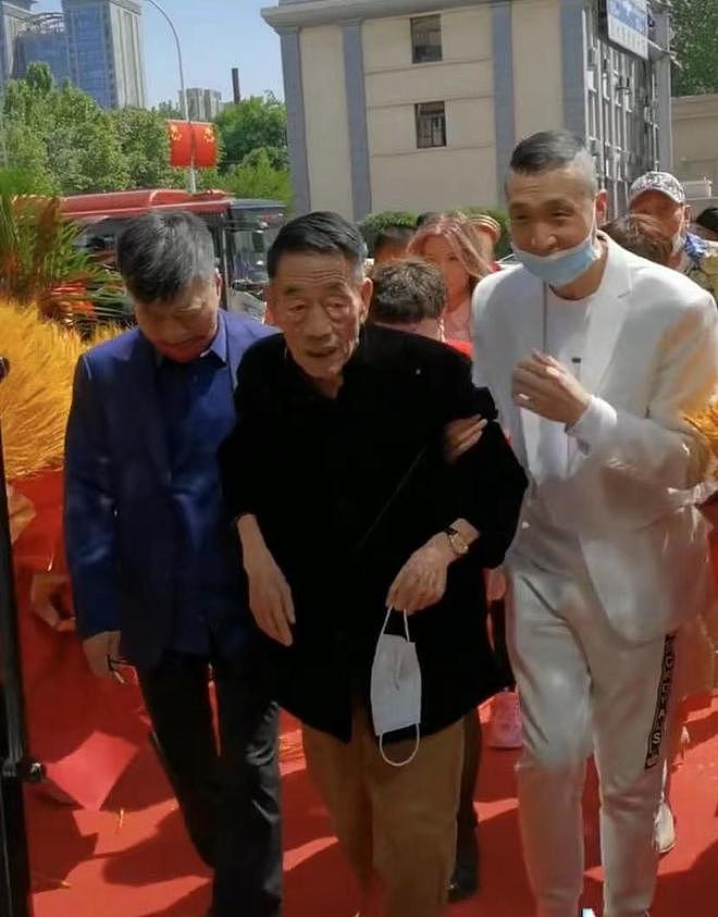 郭德纲深夜悼念杨少华，晒德云社所送花圈，其是否参加葬礼引热议（组图） - 8