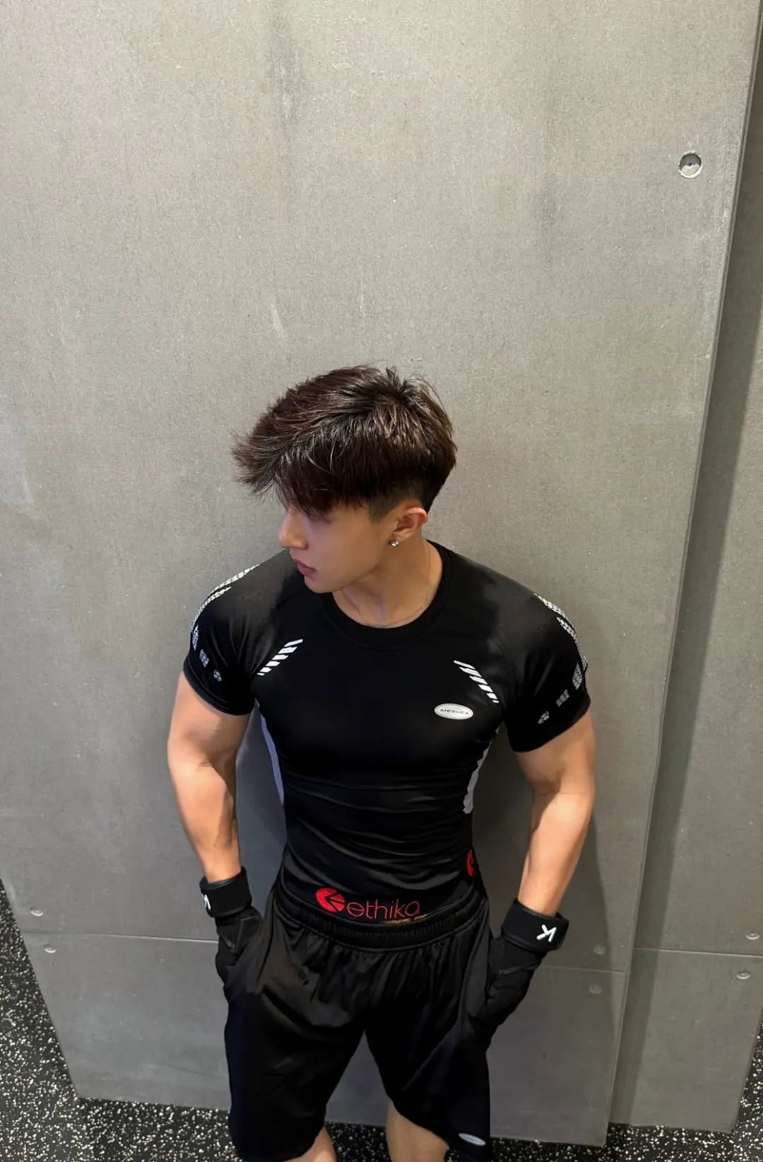 【帅哥】成都肌肉男大被曝塌房!紧身衣制服超诱惑,竟同时与多名学弟暧昧不清....(组图) - 4