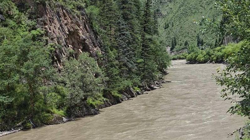 三对母女四川阿坝旅游,车辆坠崖落水致2死5失踪!水流湍急搜救难(组图) - 1