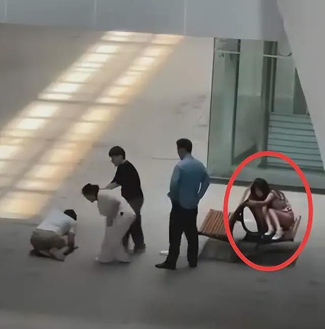 曝一男子性侵15岁女孩，跪地求饶被女孩父母打死，现场曝光满地血（组图） - 3