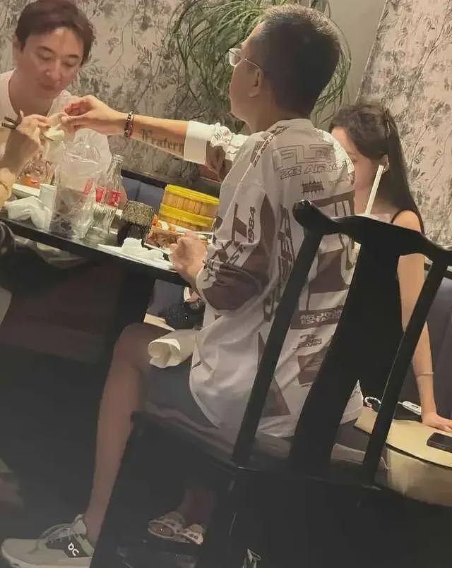 王思聪和女友现身罗马街头，怕被偷盗不敢戴名表，两人牵手同行尽显恩爱（组图） - 6
