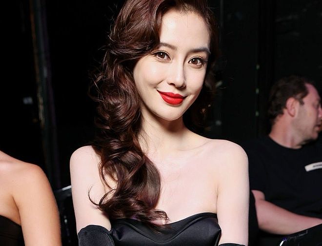 杨颖亮相巴黎活动：黑裙卷发好贵气，生图好美！（组图） - 11