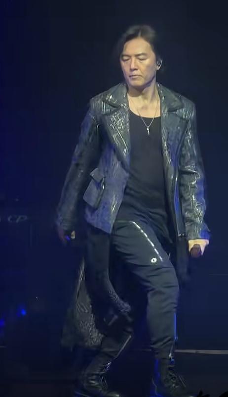 郑伊健美国演唱会翻车？秀舞步被指像“广场舞”，肚腩抢镜引热议（组图） - 3