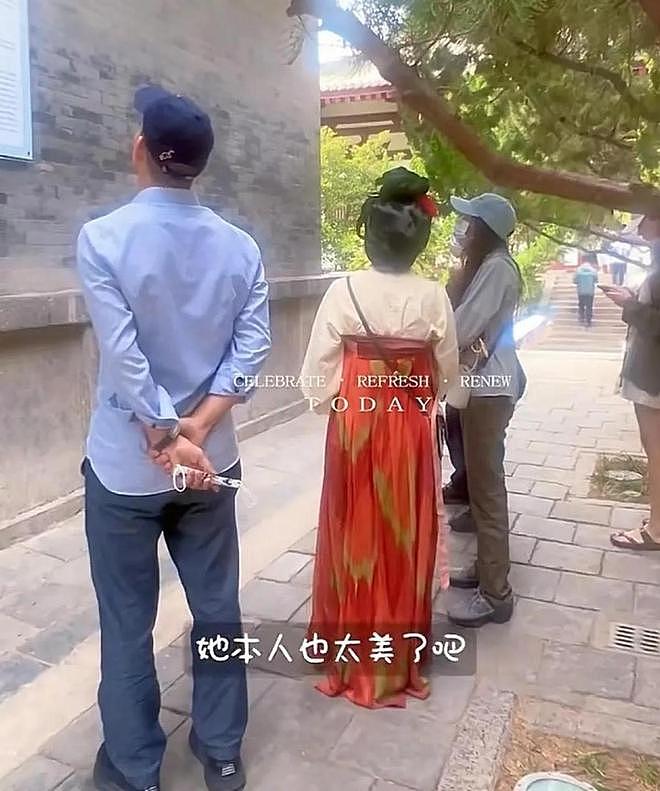 55岁莫文蔚携德籍老公游西安，状态年轻，夫妻耳语超恩爱（组图） - 4