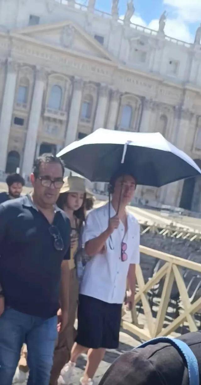 王思聪和女友现身罗马街头，怕被偷盗不敢戴名表，两人牵手同行尽显恩爱（组图） - 1