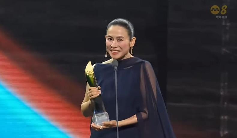 宣萱首夺新加坡视后，机场大秀英语惊艳全网，新剧演技再获肯定（组图） - 3