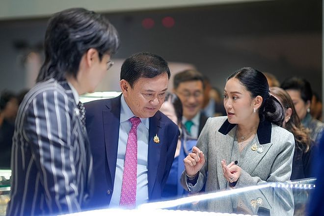 佩通坦停职后同框父亲，富家女风采依旧，他信曝光“电话门”细节（组图） - 4