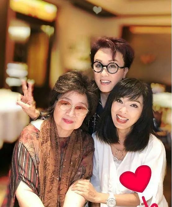宣布终生单身！当面怼“赌王”、被刘德华下跪致敬，受情伤放弃婚姻？（组图） - 34