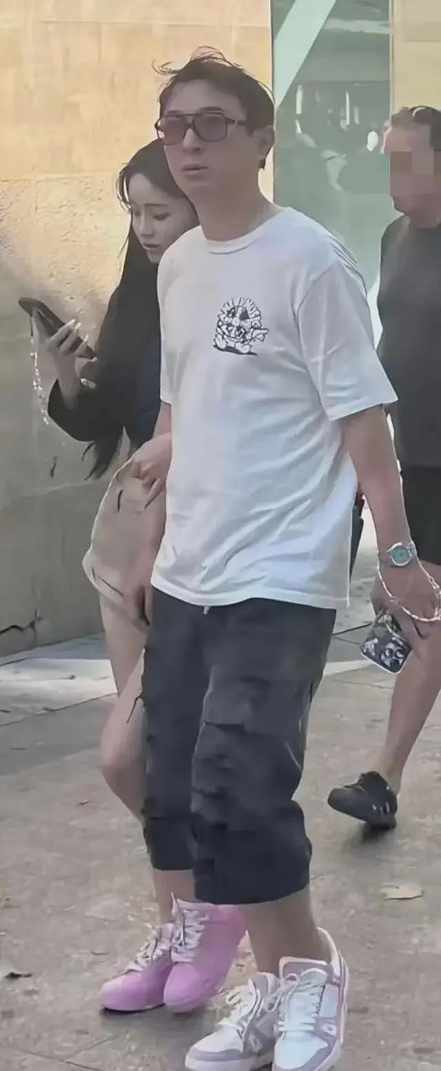 王思聪和女友现身罗马街头，怕被偷盗不敢戴名表，两人牵手同行尽显恩爱（组图） - 4