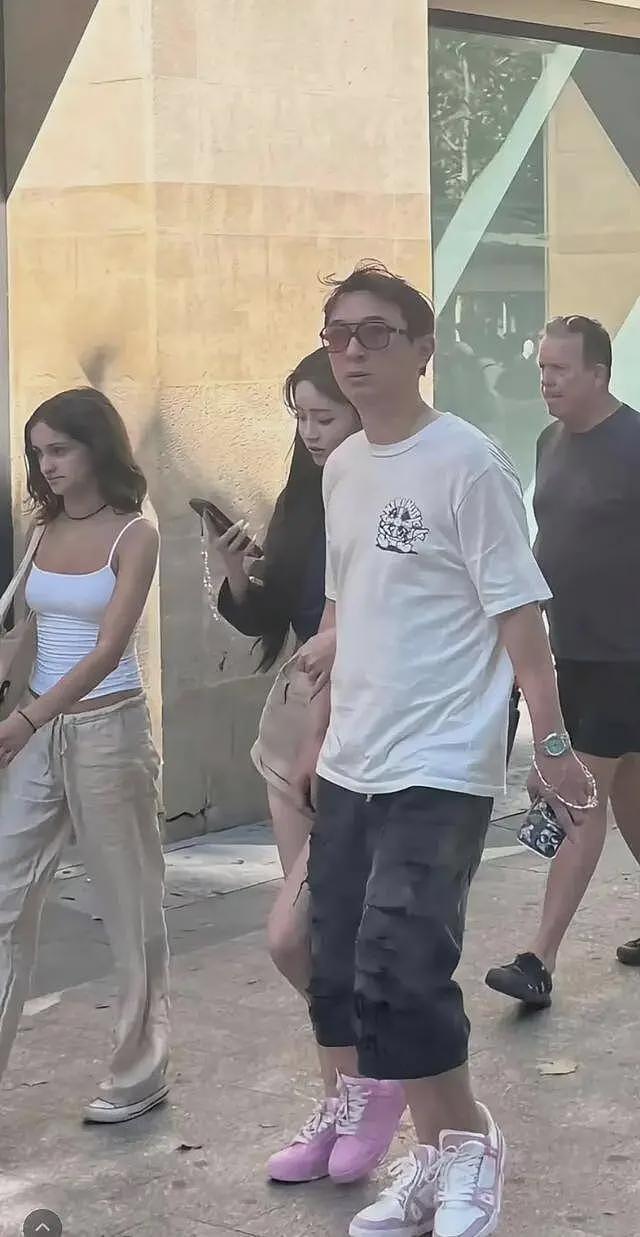 王思聪和女友现身罗马街头，怕被偷盗不敢戴名表，两人牵手同行尽显恩爱（组图） - 9