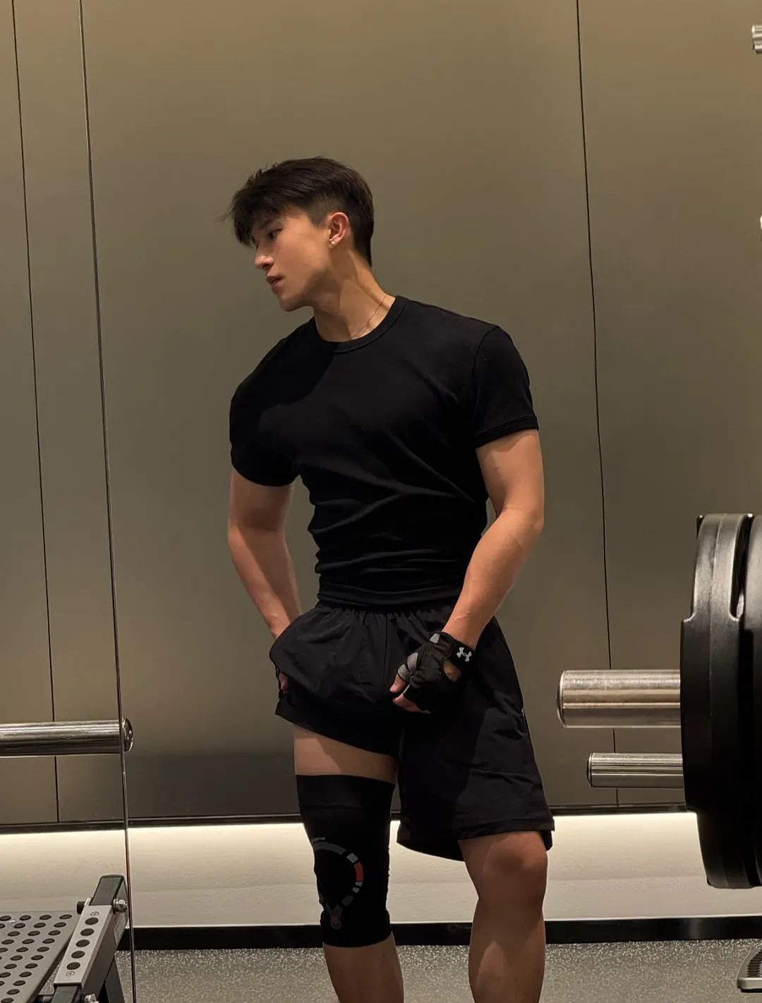 【帅哥】成都肌肉男大被曝塌房!紧身衣制服超诱惑,竟同时与多名学弟暧昧不清....(组图) - 9