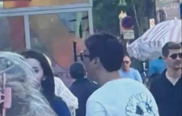 王思聪和女友现身罗马街头，怕被偷盗不敢戴名表，两人牵手同行尽显恩爱（组图） - 10