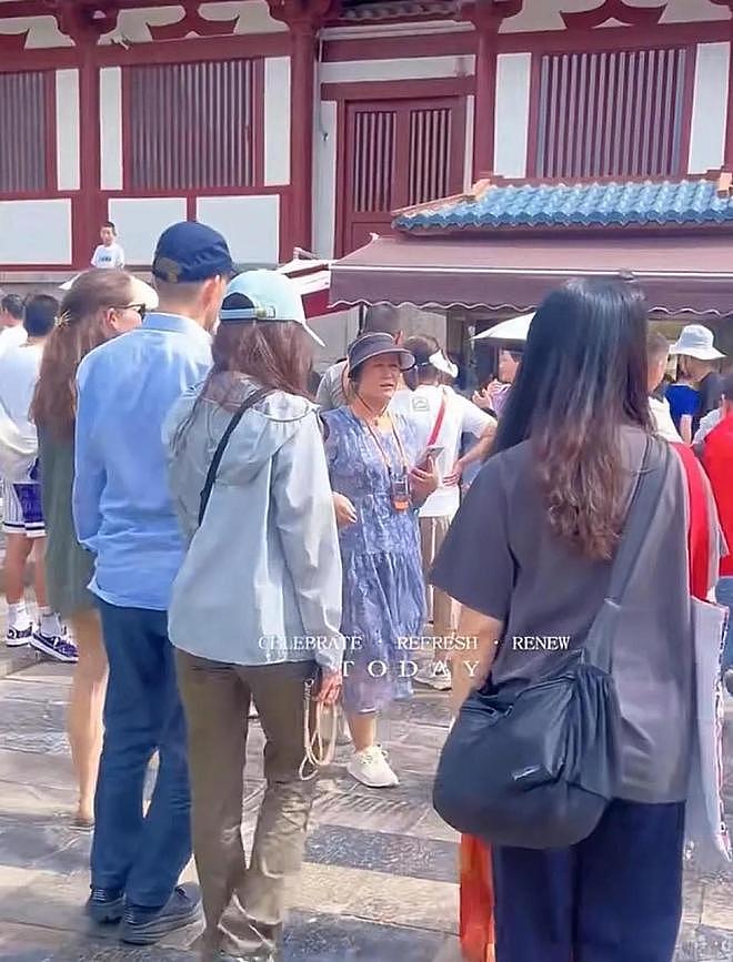 55岁莫文蔚携德籍老公游西安，状态年轻，夫妻耳语超恩爱（组图） - 3